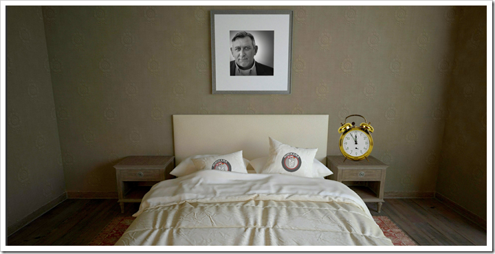 Schalfgemach: Bettwäsche mit edlen Mimikama-Logo und ein güldener Wecker. Auf dem Foto an der Wand der Oberdaumen, auch der "Oide" genannt.