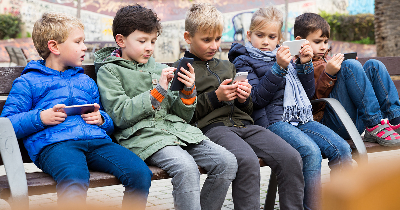 Kinder sprechen nur noch mit dem Handy / Artikelbild: Iakov Filimonov - Shutterstock.com