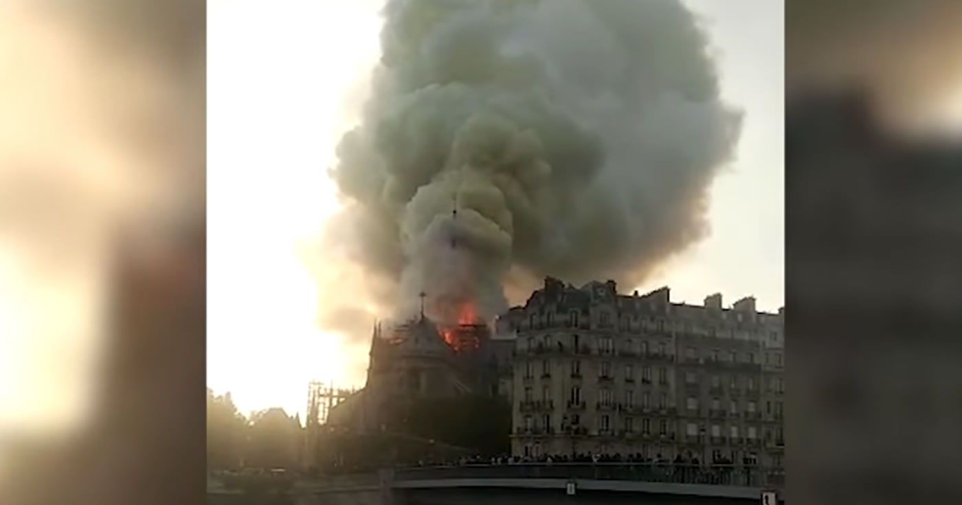 Umhüllt von riesige Rauchwolken stürzt das Dach der Kathedrale ein