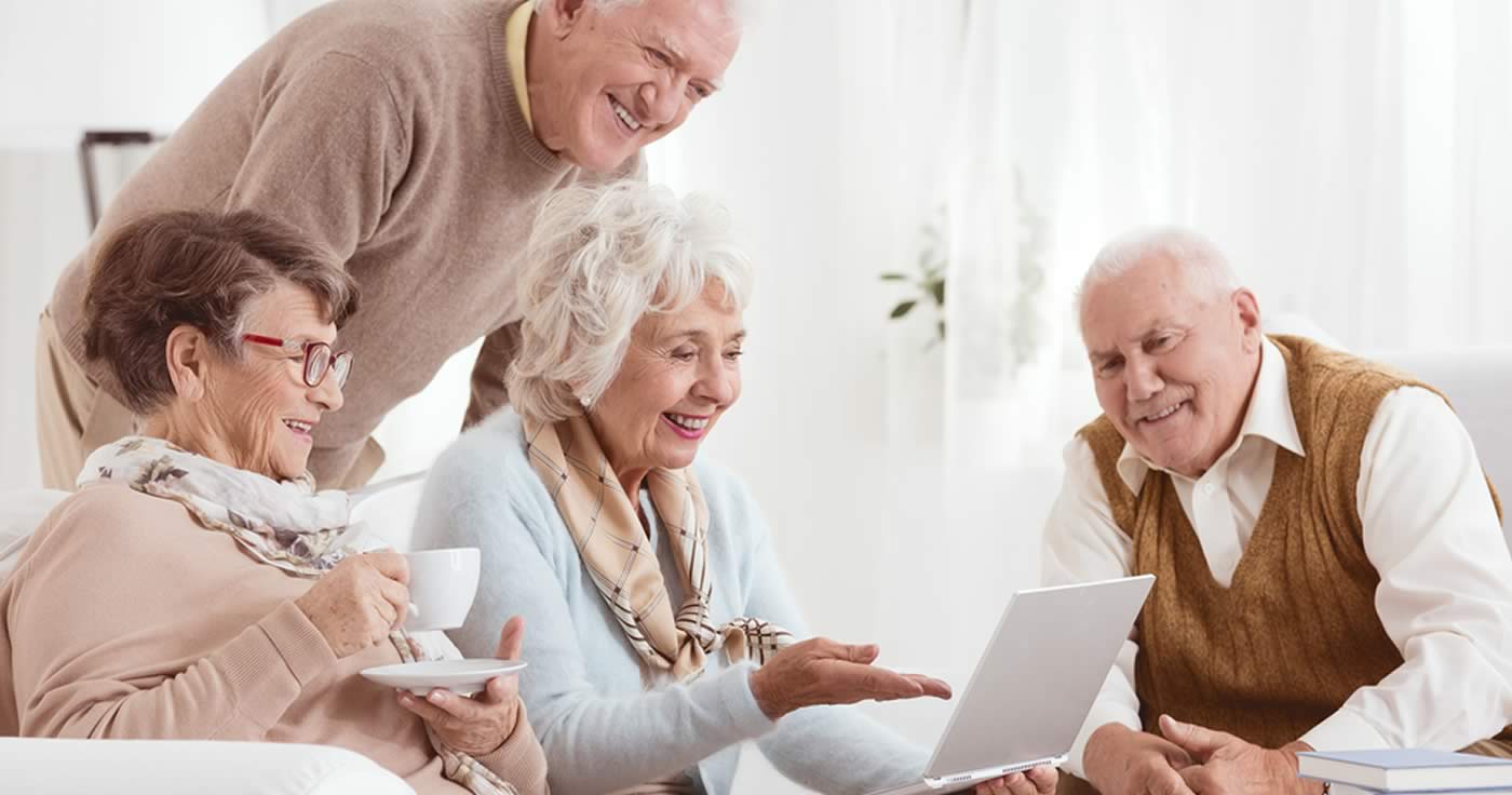 Die Digitalisierung eröffnet speziell älteren Menschen viele Möglichkeiten, den Alltag komfortabler zu gestalten und das soziale Miteinander zu erleichtern, etwa durch Smart Home-Lösungen, Messenger-Dienste oder Soziale Netzwerke.