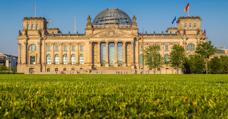 Bekommt das Reichstagsgebäude einen Graben?