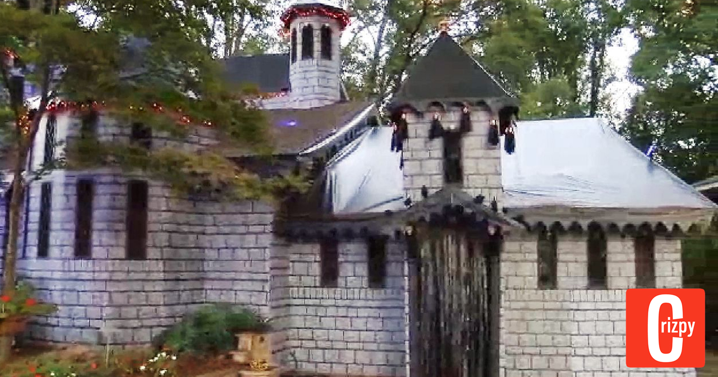 Mann verwandelt sein Haus zu Halloween in eine Burg