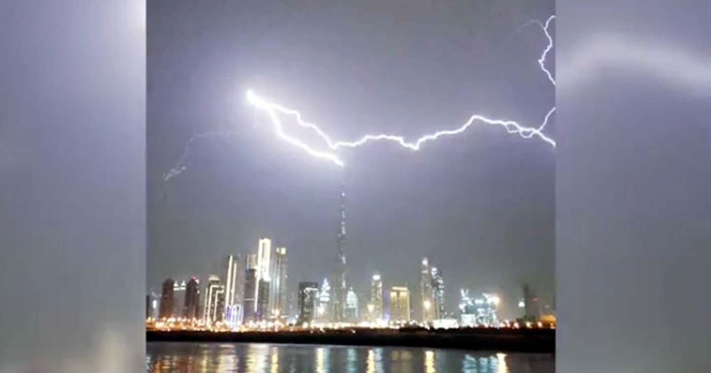 Kein Fake: Burj Khalifa wird von Blitz getroffen