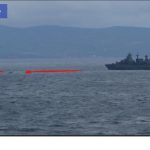 Ein Kriegsschiff schickt ein Rettungsboot zu dem Schlauchboot