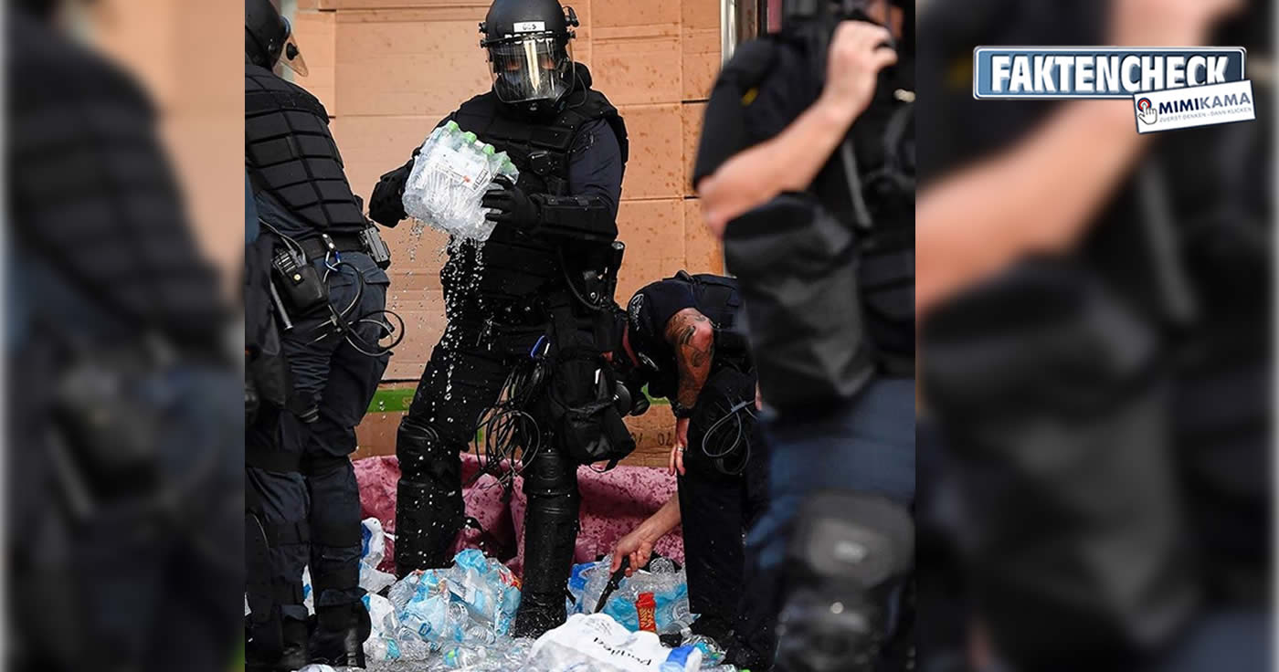 Kein Fake: Polizeibeamte verkippen Wasser