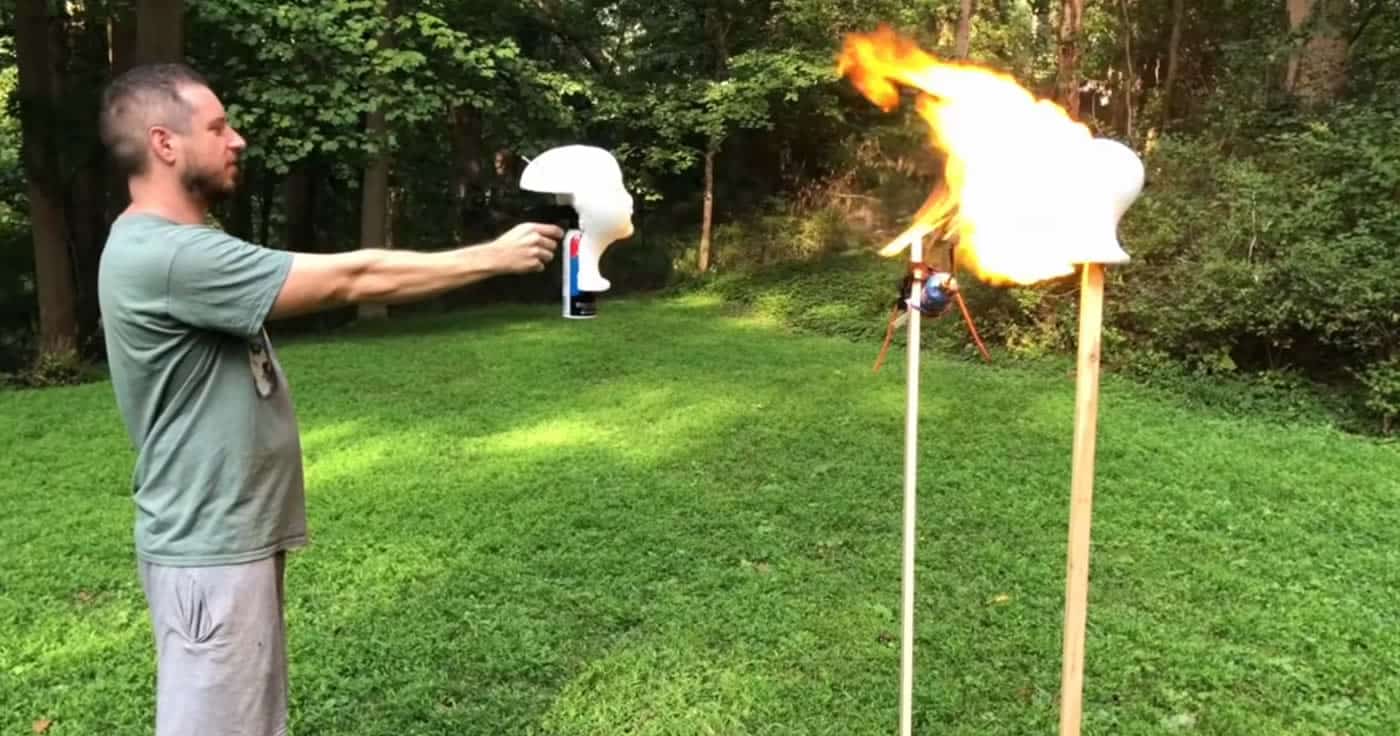 Youtuber testet die Wirksamkeit eines Mund-Nasenschutzes mit einem "Flammenwerfer"
