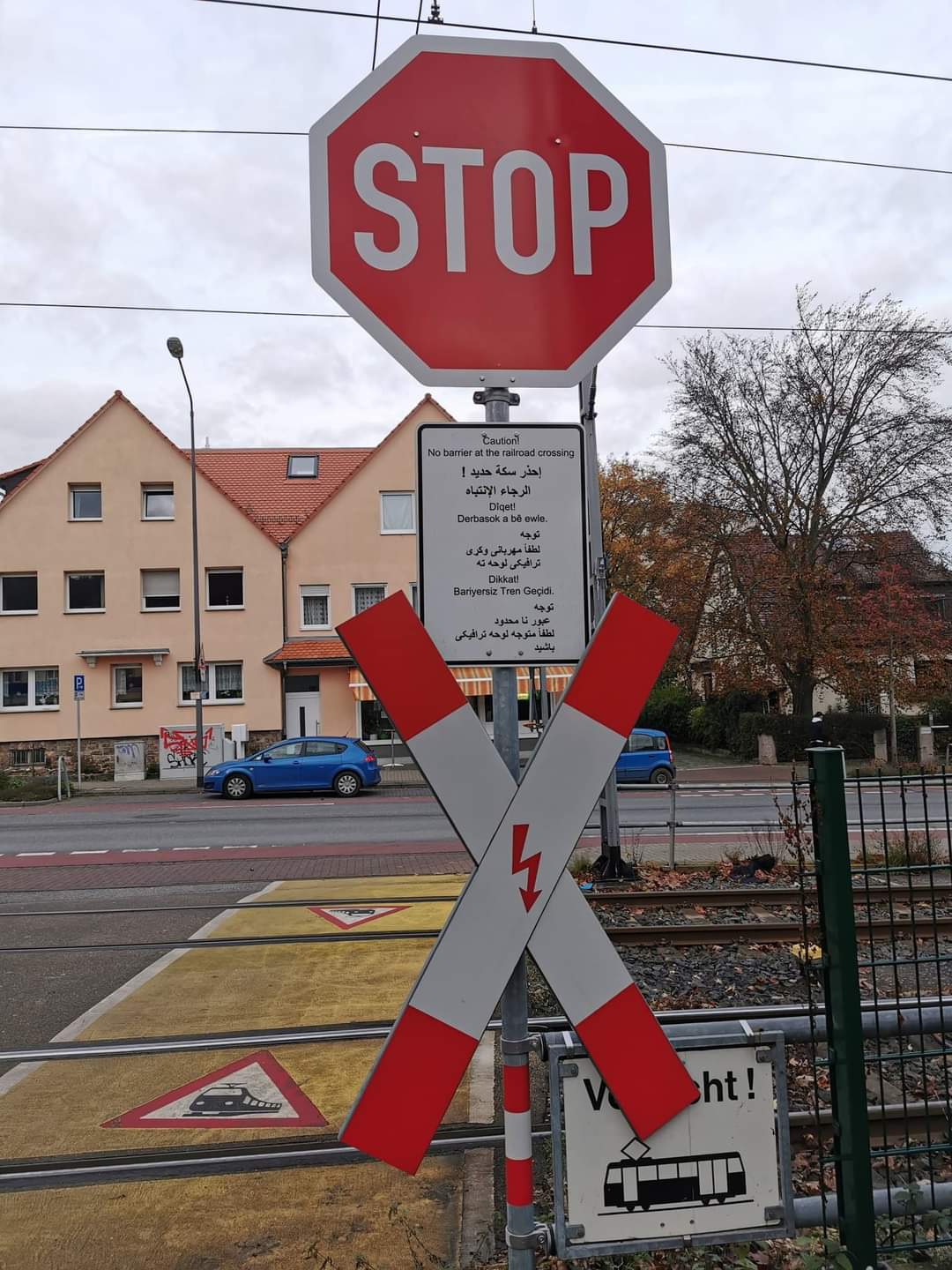 Foto: Verkehrsschilder an Bahnübergang (Urheber unbekannt)