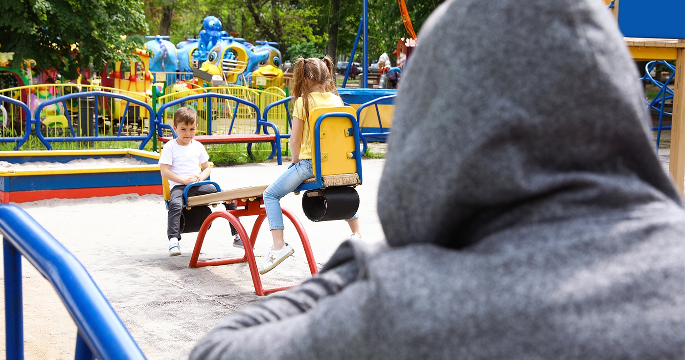 Fremder beobachtet Kinder auf dem Spielplatz - Wie gehe ich als Elternteil mit der Situation um?