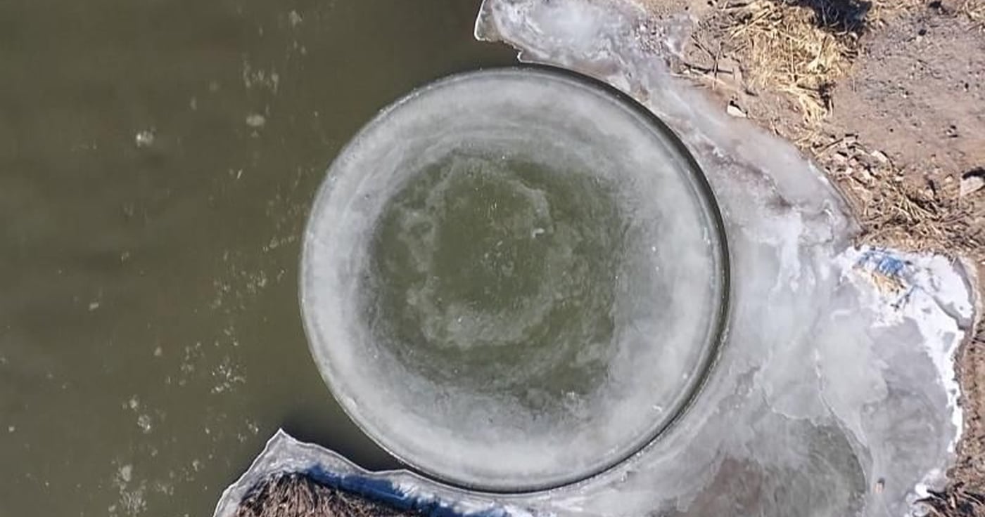 Eisscholle dreht sich am Rande eines Flusses in China