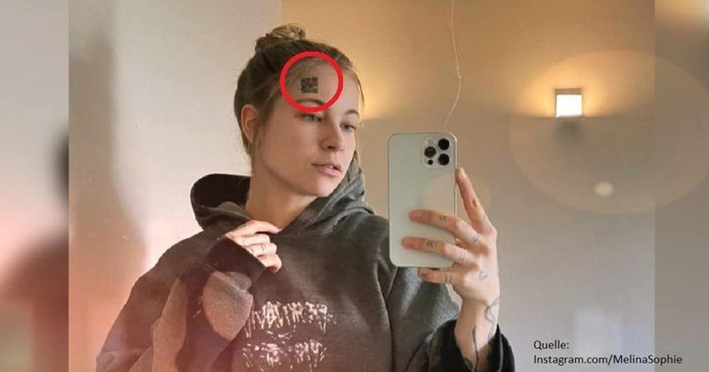 Melina Sophie mit einem QR-Code im Gesicht