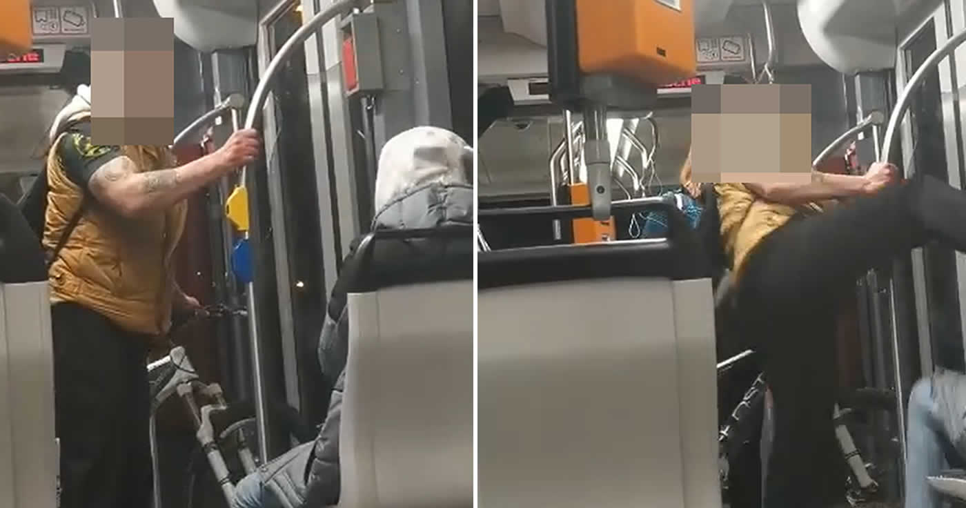 Ein Mann tritt in einer Straßenbahn auf einen jungen Mann ein, beschimpft diese rassistisch, bespuckt ihn und am Ende tritt der Mann mehrmals gegen den Kopf.