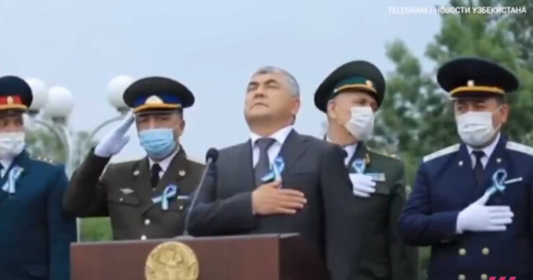 Nicht lachen-Challenge: Verwirrung in Usbekistan – Salutieren oder Hand aufs Herz?