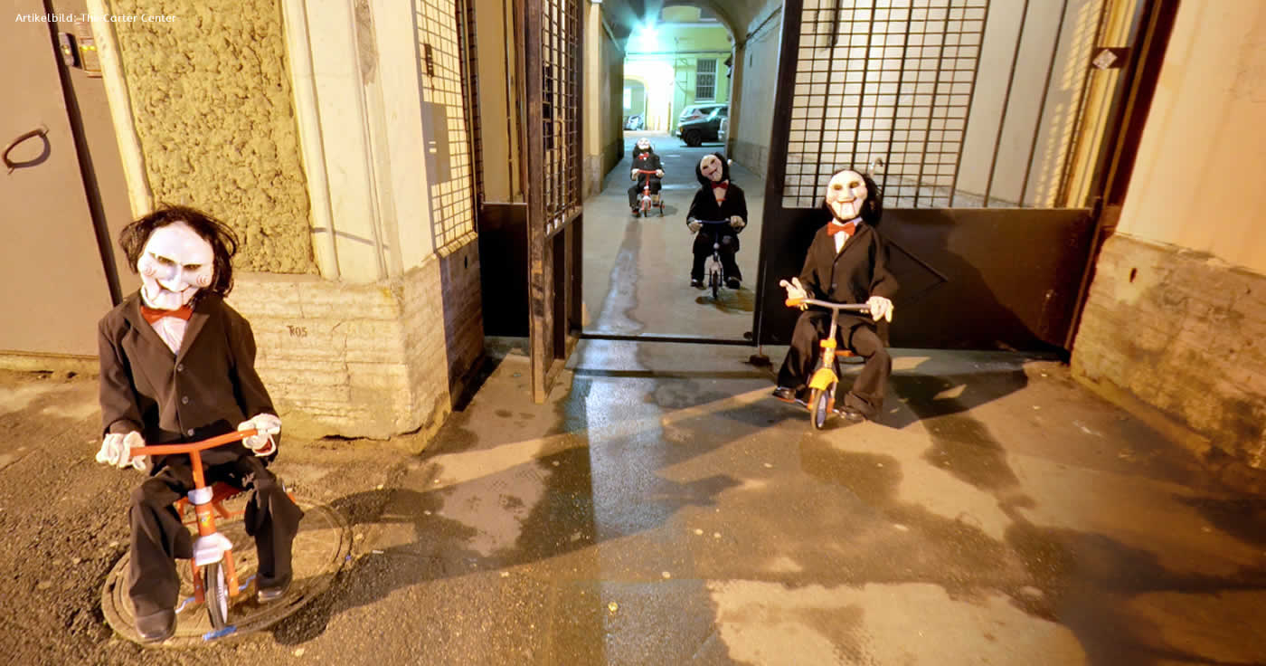 Kein Fake: Die "Saw"-Dreiräder-Puppen auf Google Maps