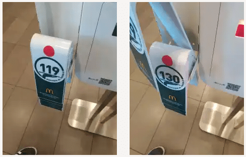 McDonald's-Platzkarten mit einem roten Punkt