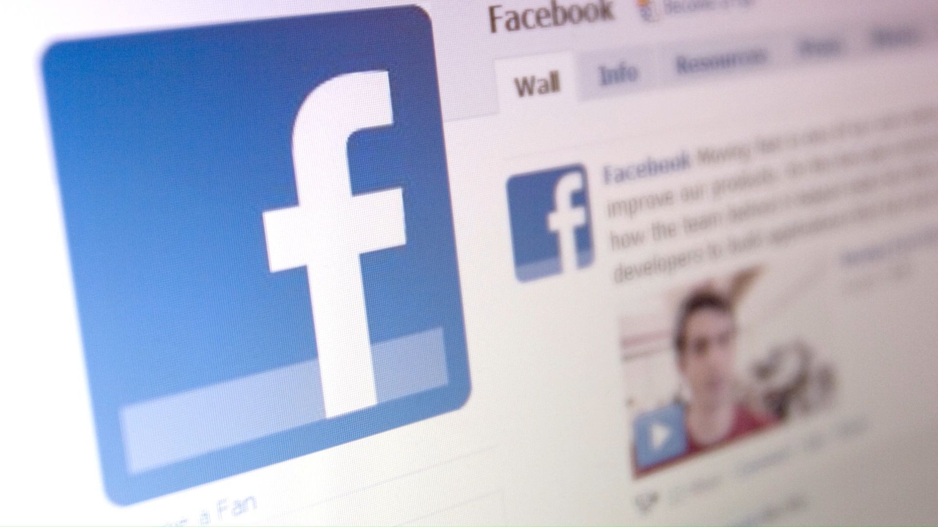 Facebook muss Nutzer vor Sperre informieren