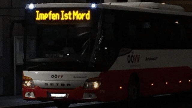 Der Bus mit der Leuchtschrift "Impfen ist Mord"