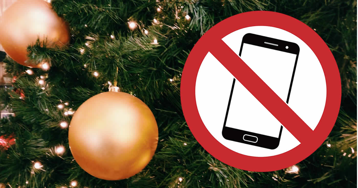 Smartphone aus, Weihnachtsbeleuchtung an. In jedem vierten Haushalt gilt Heiligabend Smartphone-Verbot!