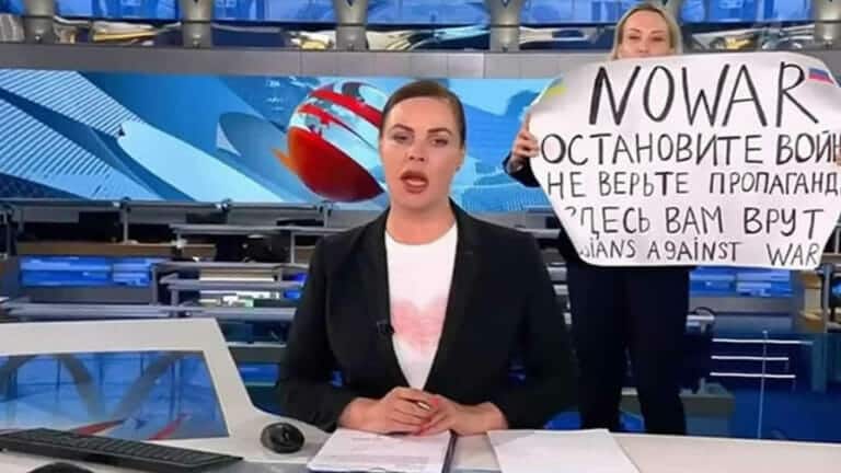 „Stoppt den Krieg!“ Anti-Kriegs-Protest im russischen Staats-TV!
