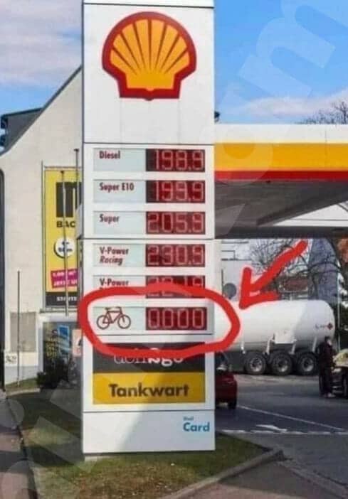 Faktencheck: Tankstellen-Anzeigetafel mit einem Fahrradsymbol 