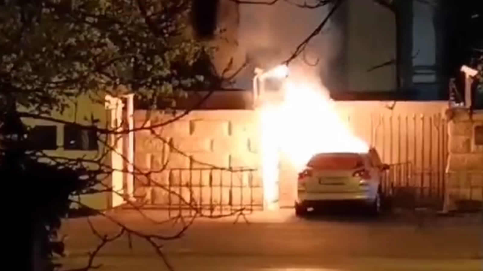 Auto fährt gegen die russische Botschaft in Bukarest, Fahrer tot