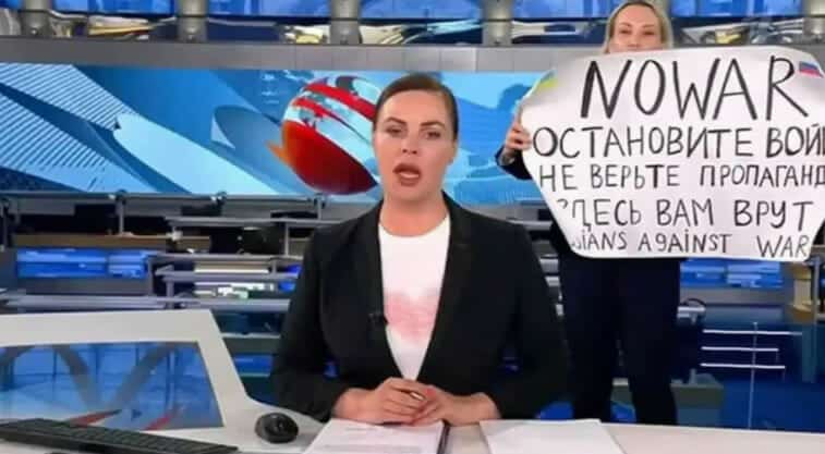  Marina Owsjannikowa protestiert im Live-TV gegen den Ukraine-Krieg