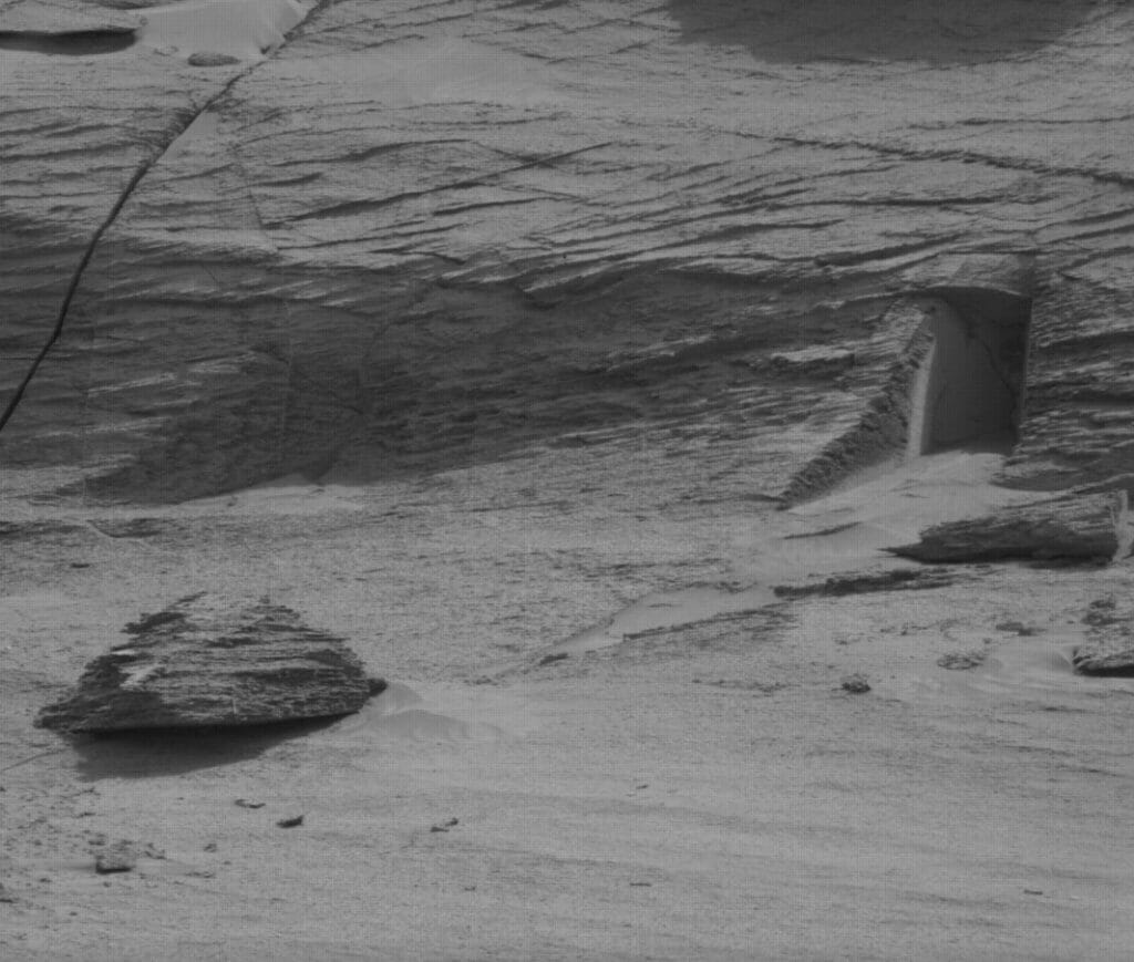 Auf dem ersten Foto ist eine Tür zu sehen. Eine Täuschung, Bildquelle: NASA’s Curiosity Mars Rover