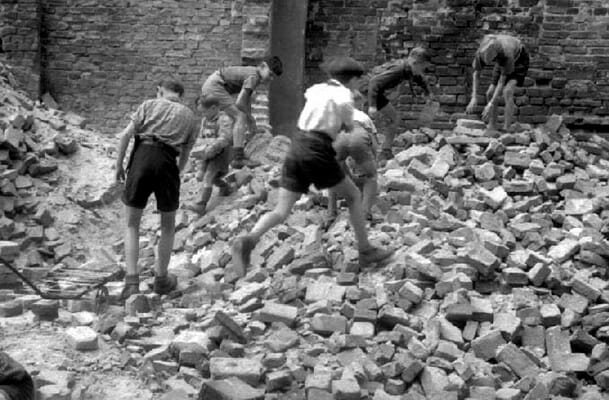 Kinder auf Trümmerhaufen ©Walter Schulze