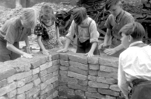 Kinder bauen Mauer auf ©Walter Schulze