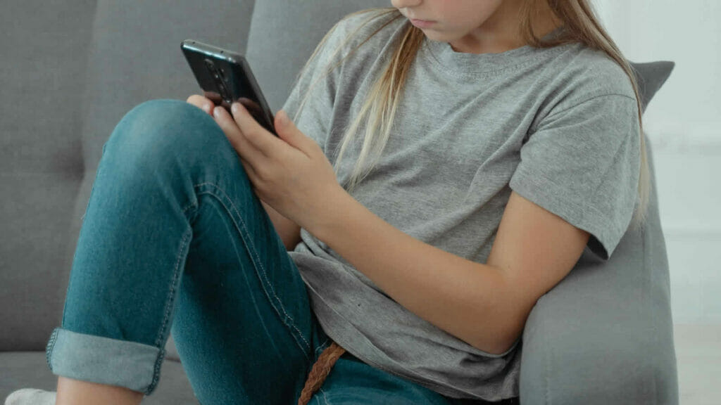 Teenager am Smartphone (Foto: Pexels)
