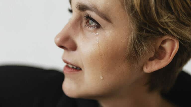 Was bringt uns zum Weinen? 5 Gründe für emotionale Tränen identifiziert