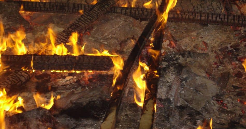 Brennholz, Holz-Briketts & Co. kaufen: Achtung vor Betrügern, Bild: Pixabay, Ein brennendes Feuer aus Holzscheiten und Ästen.