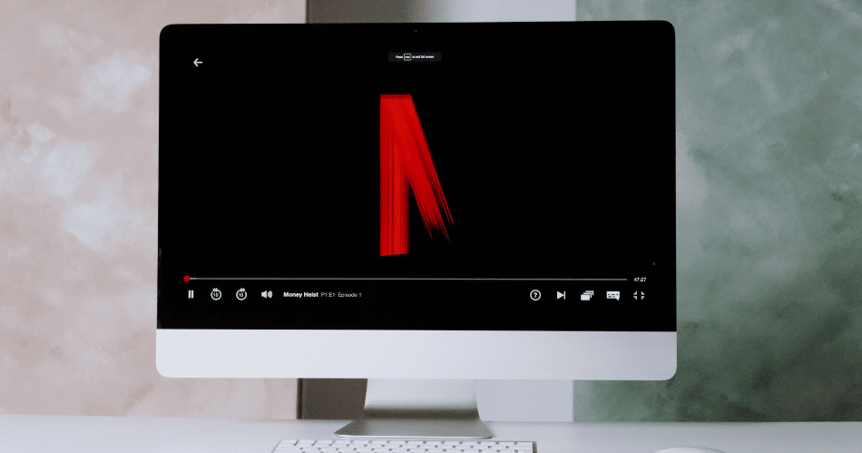 Video-Streaming gehört zum Alltag der meisten Menschen. Bild: Pexels Auf einem Bildschirm auf eeinem Schreibtisch mit Tastatur und Smartphone sieht man ein angedeutetes N wie im Netflix-Logo.